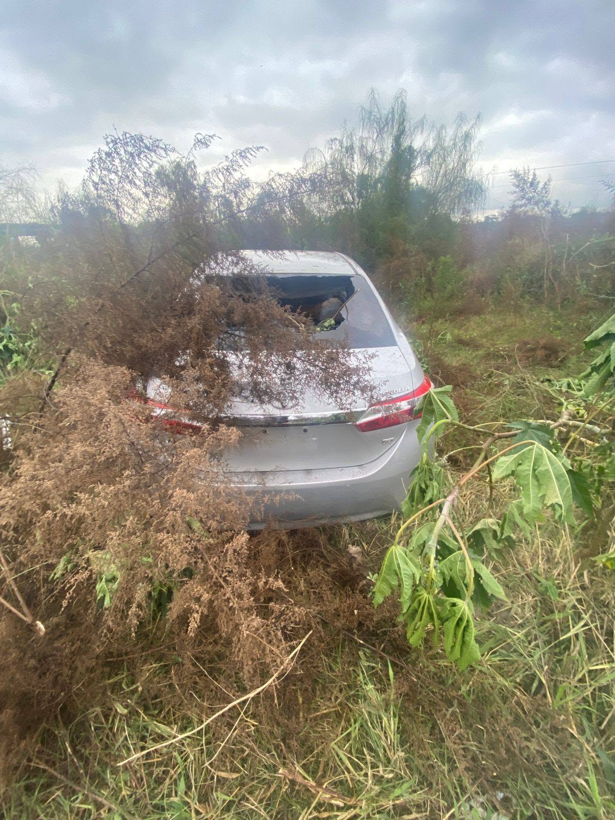 Auto desmantelado y quemado
