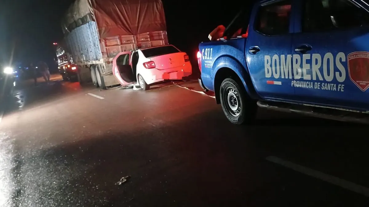 El accidente ocurrió sobre la ruta provincial 98 cuando una comitiva policial se dirigía a realizar allanamientos por una causa de microtráfico en el norte santafesino.