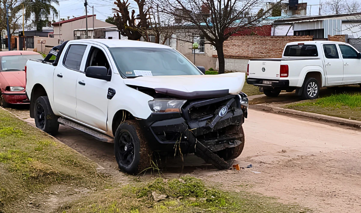Ford Ranger cayó en el canal de Iturraspe y General Paz