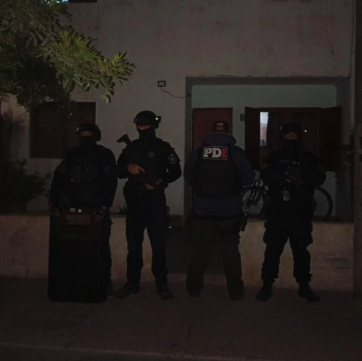 Detienen a un joven con marihuana y dinero.