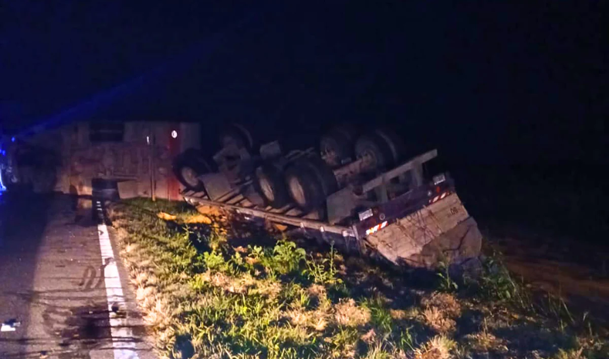 Camión vuelca en Ruta 2