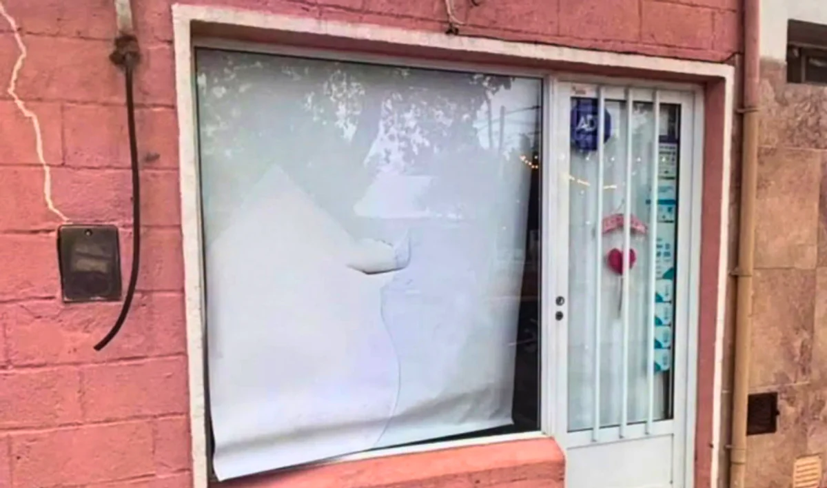 Rompieron el vidrio eh ingresaron a al tienda