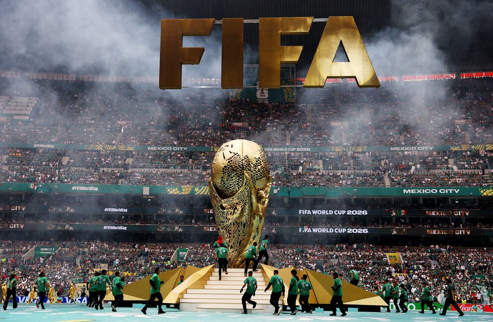 El trofeo del Mundial 2026 se elevó desde la mitad de la cancha en el inicio de la ceremonia