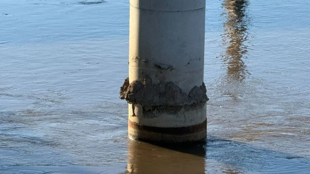 Vista del nuevo puente Santa Fe - Santo Tomé en construcción, mostrando la columna afectada y maquinaria de obra.