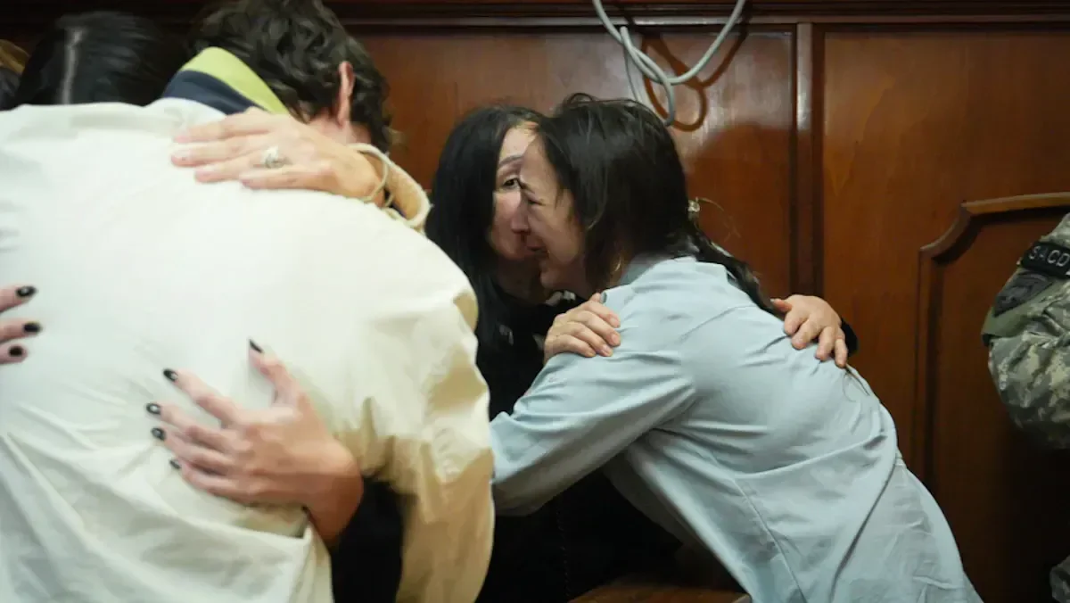 La entonces empleada de la firma se abrazó a sus familiares al escuchar su absolución.