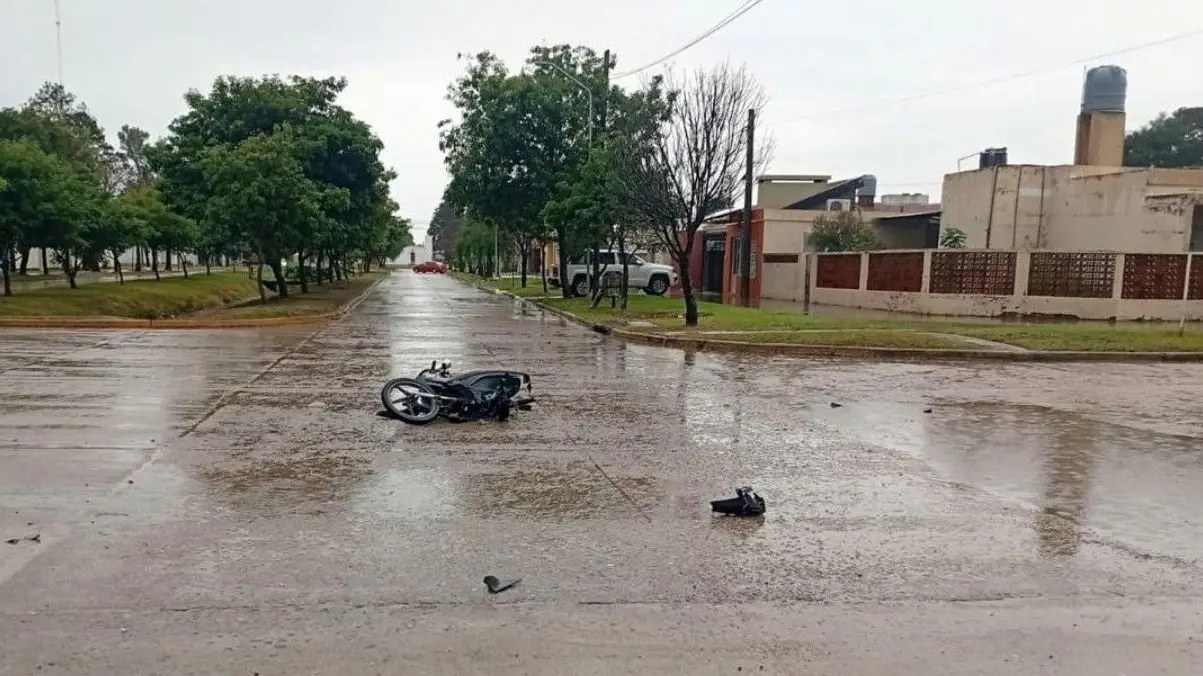 Accidente de tránsito en Ceres entre camioneta y motocicleta.