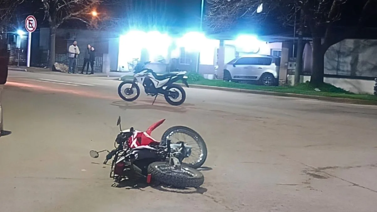 Accidente de tránsito en San Cristóbal con tres motocicletas involucradas.