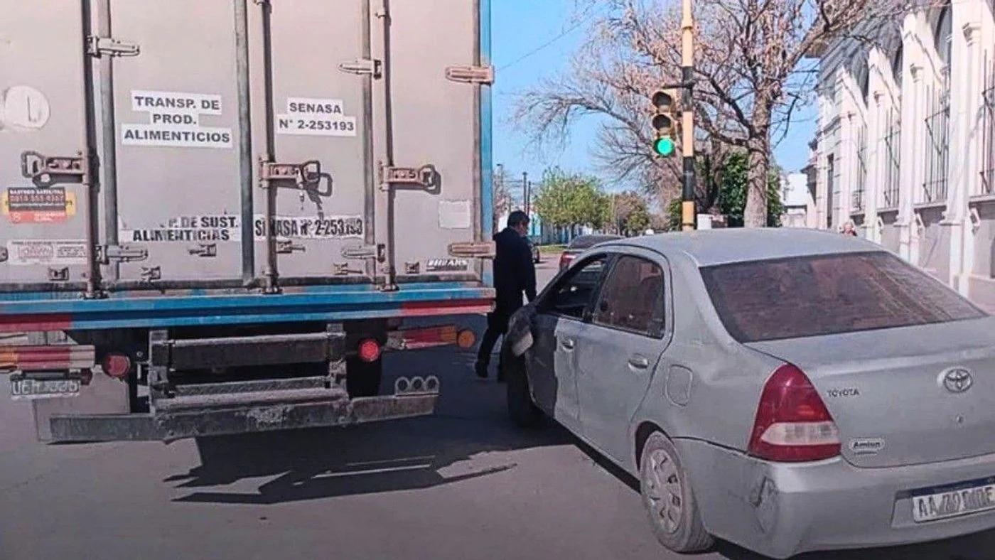Accidente en Alvear y Maipú involucra auto y camión