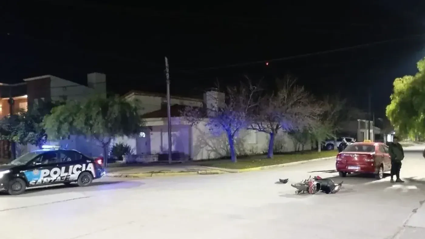 Accidente en barrio Belgrano entre un automóvil y una motocicleta