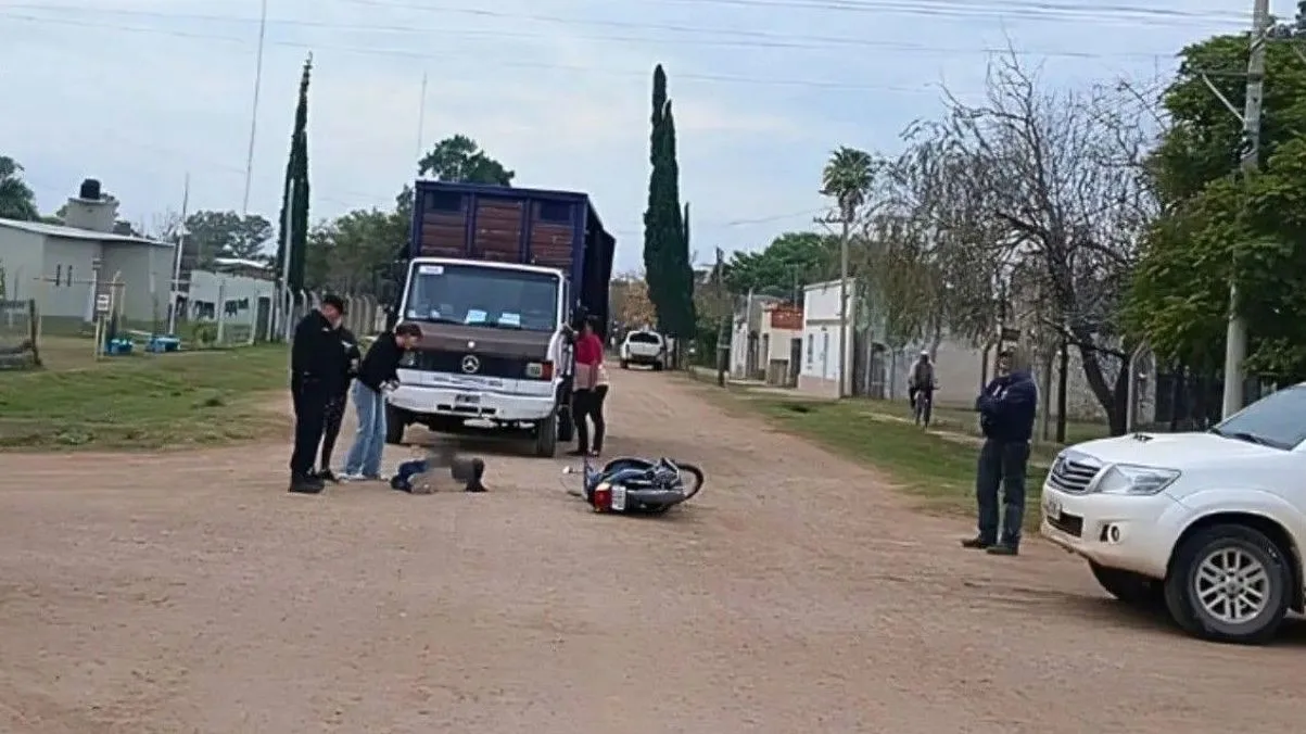 Accidente en barrio Mariano Moreno entre una motocicleta y una camioneta
