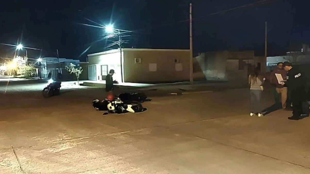 Accidente de motocicletas en la intersección de Laprida y Saavedra.