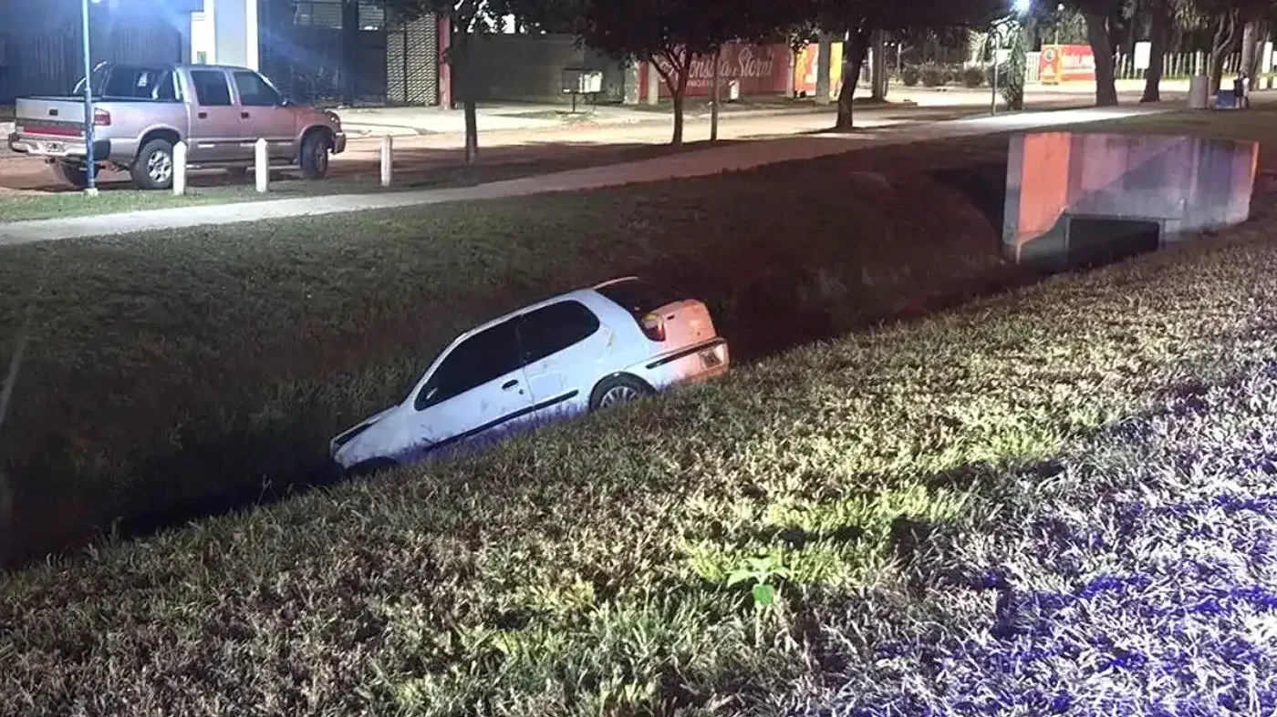 Automóvil Fiat Palio cae en un canal en San Guillermo, sin heridos.