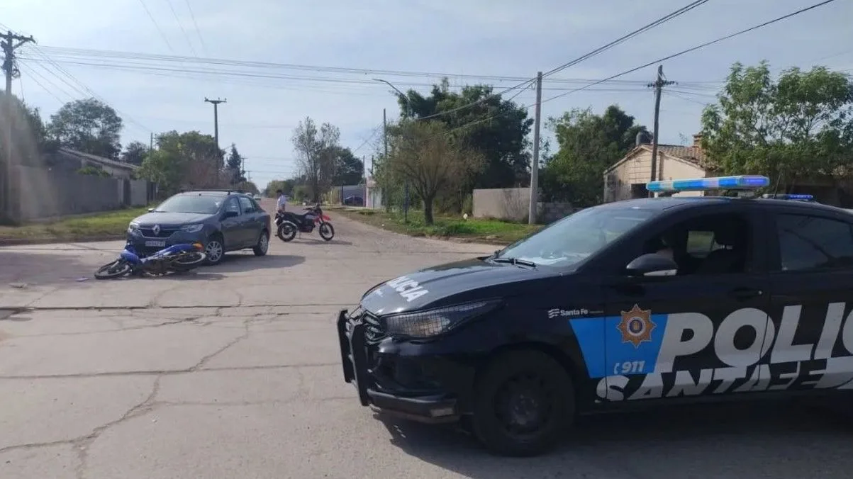 Accidente de tránsito entre una motocicleta y un automóvil en Sarmiento y Urquiza, San Cristóbal.