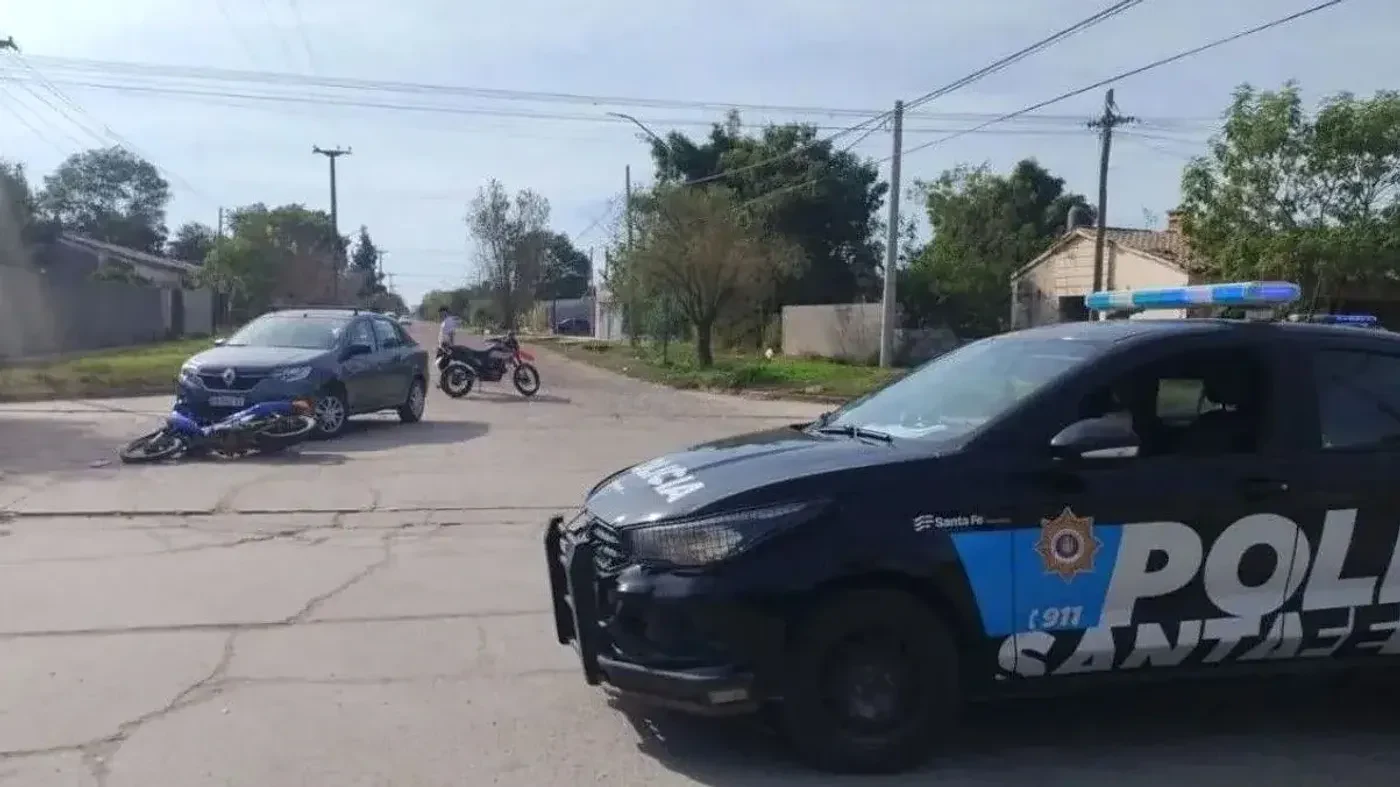 Accidente de tránsito entre una motocicleta y un automóvil en Sarmiento y Urquiza, San Cristóbal.