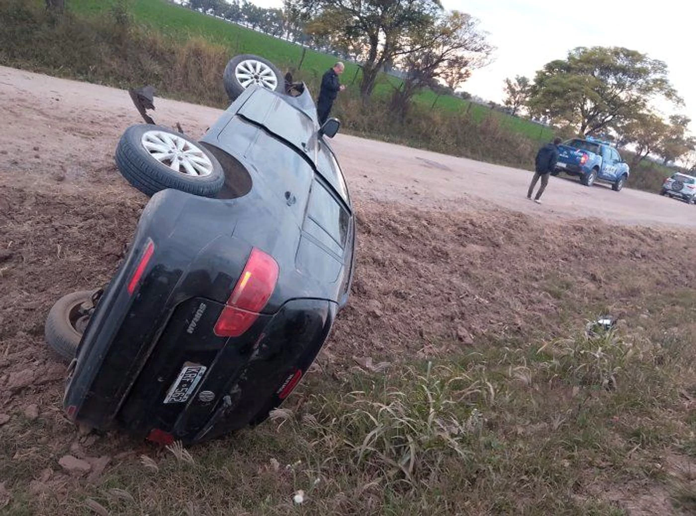 Suardi: Una mujer sufrió lesiones leves tras volcar con su automóvil en un camino rural