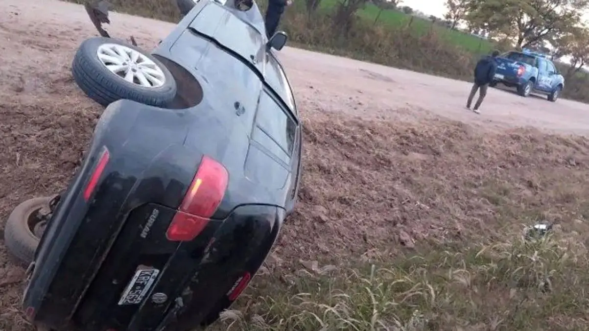 Suardi: Una mujer sufrió lesiones leves tras volcar con su automóvil en un camino rural