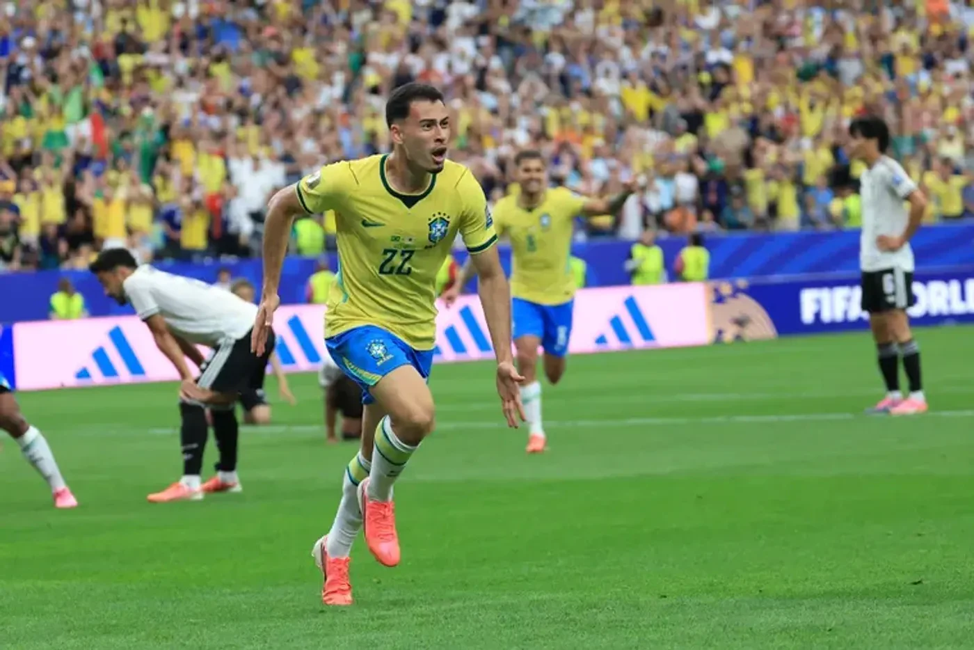 El delantero brasileño Gabriel Martinelli marcó el 2-1 en una de las últimas del partido y le dio la clasificación agónica a Brasil. 