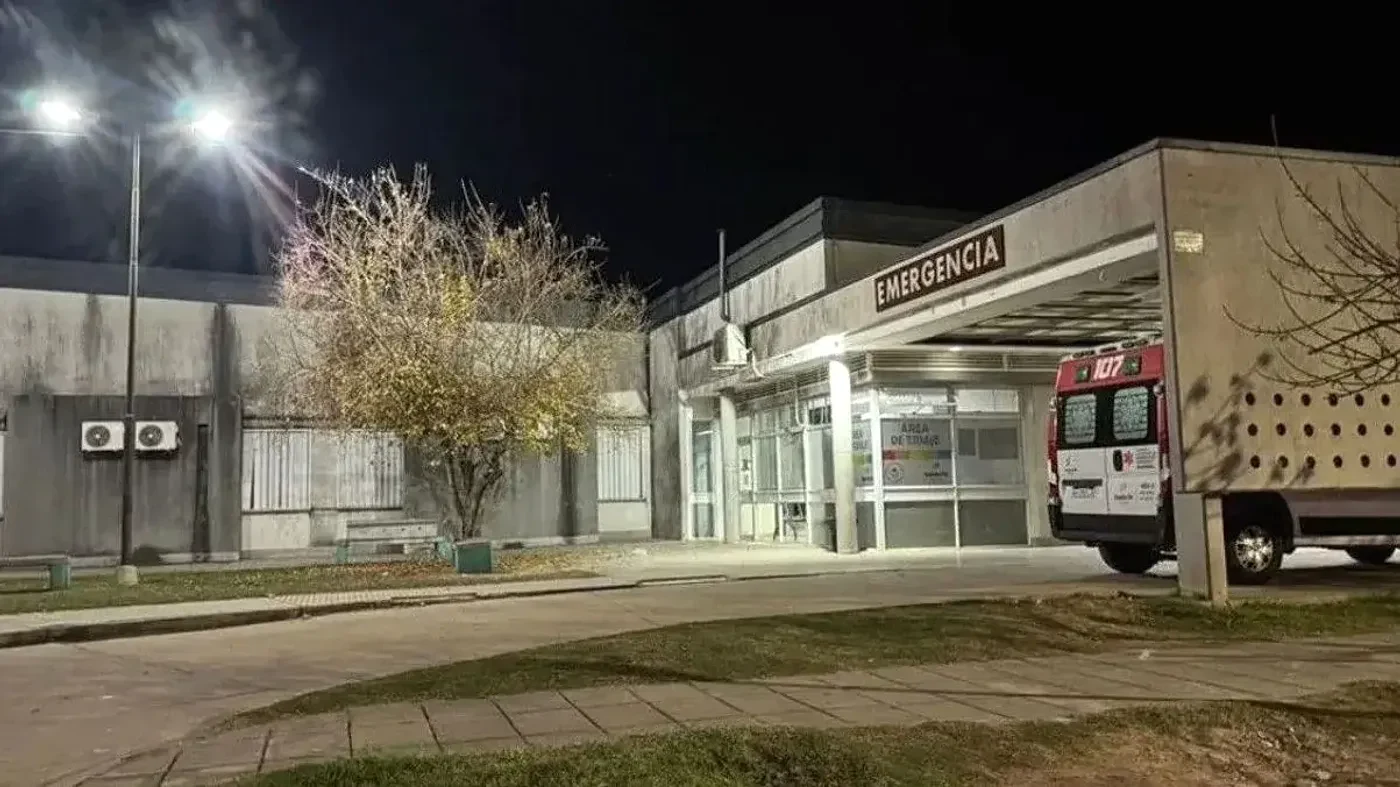 Policía y personal médico en el hospital tras la agresión a la doctora.