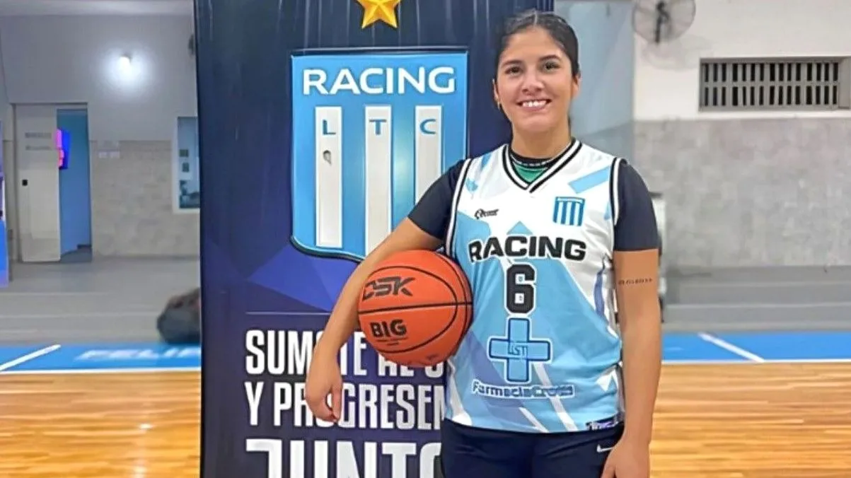 Agustina Vázquez durante un partido de básquet en el estadio de Racing Club.