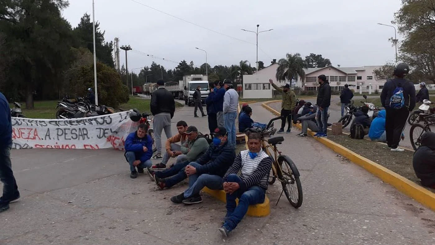 Trabajadores de Algodonera Avellaneda reunidos frente a la planta de Reconquista durante un reclamo