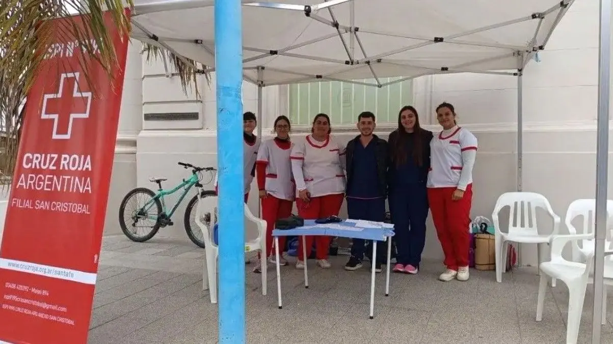 Imagen ilustrativa de la noticia: Alumnos de la Cruz Roja realizan una campaña de concientización sobre la presión arterial en San Cristóbal