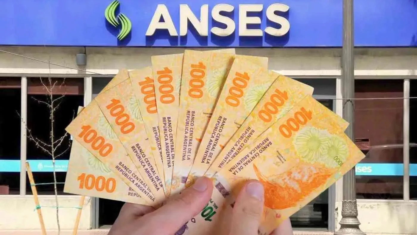 Billetes de mil pesos frente a una oficina de ANSES, en el mes en que se pagan las prestaciones de noviembre