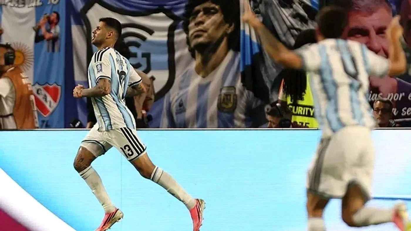 Con un frentazo que se desvió en la mano de un rival, Cuti Romero rescató a la Selección argentina en el minuto 111 del tiempo suplementario. Fotobaires