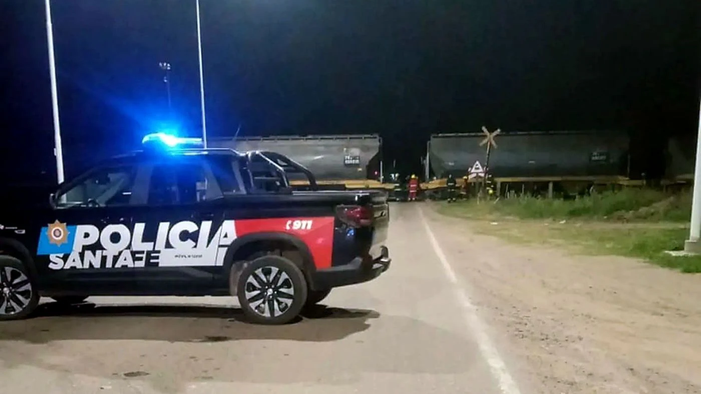 Patrullero de la Policía de Santa Fe en el paso a nivel de la Ruta 23 en Arrufó, donde el tren del NCA embistió la moto