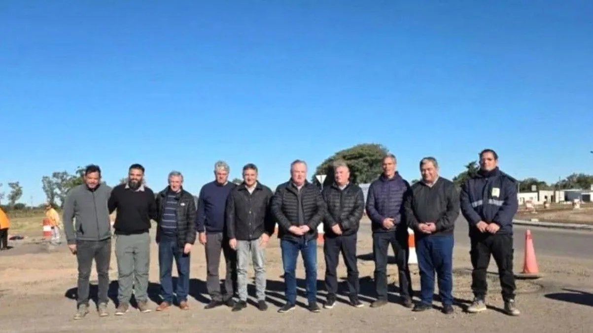 Felipe Michlig y autoridades recorren la obra de la rotonda en Arrufó.