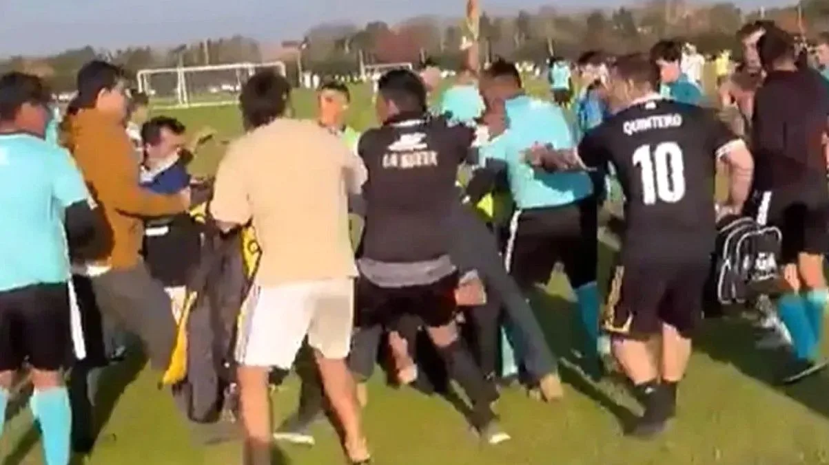 La pelea se desató luego de una discusión de la discusión de un equipo con árbitro.