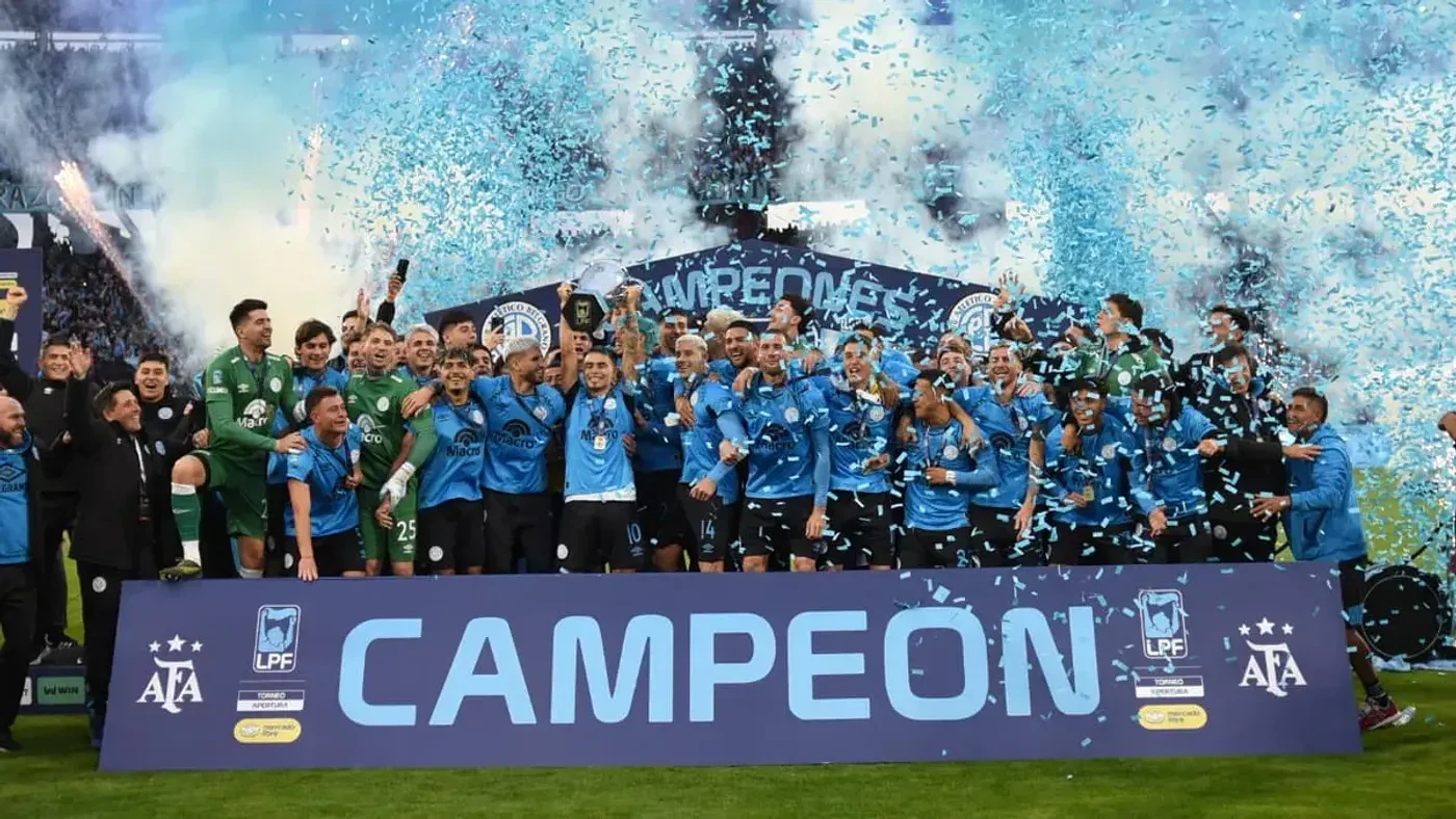 Belgrano celebra su primer título en la Primera División tras vencer a River en la final del Torneo Apertura 2026.
