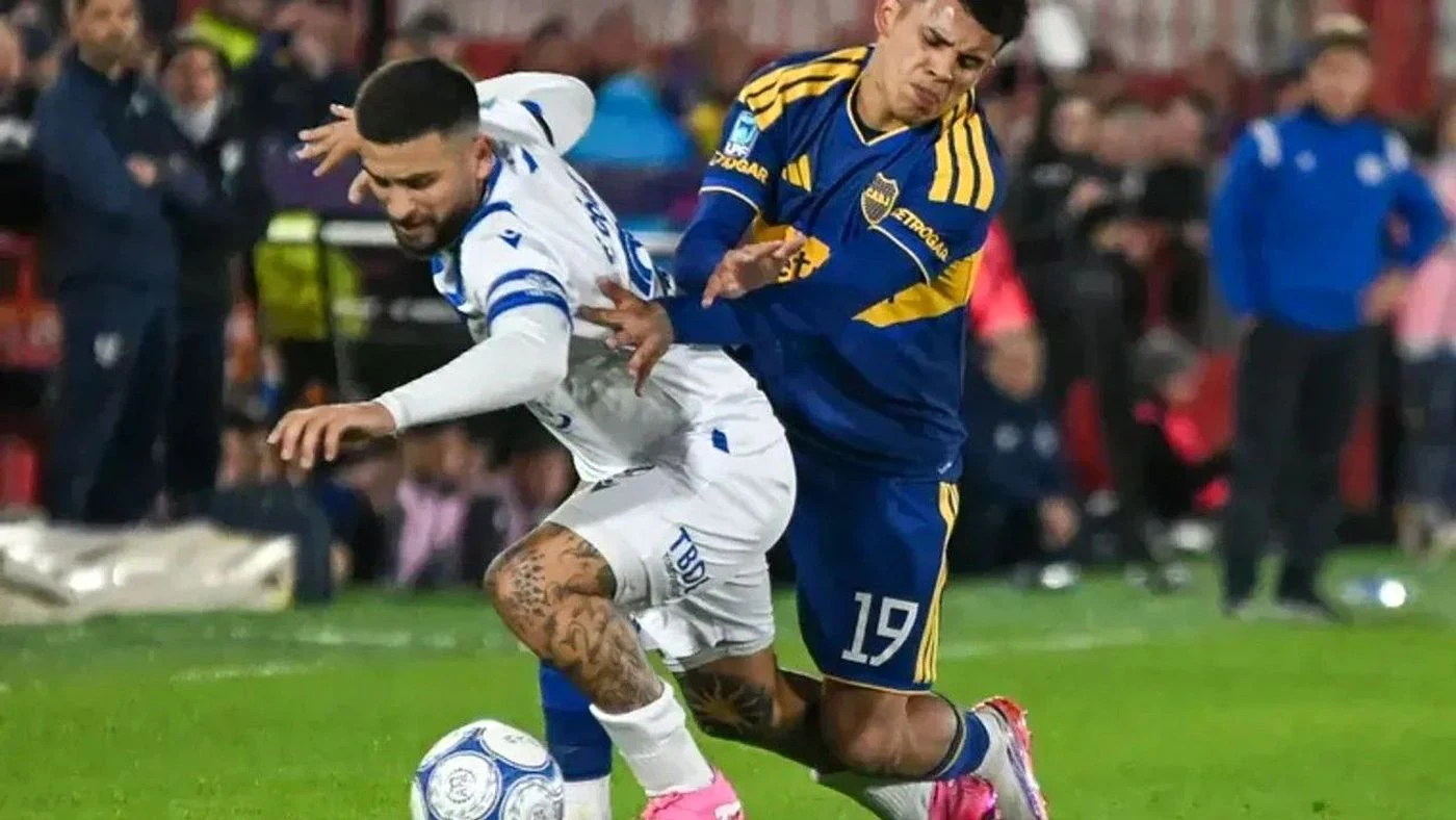 Elías Gómez, de Vélez, defiende el balón frente a la presión de Leonel Flores, delantero de Boca. Fotobaires