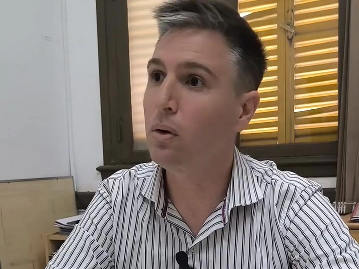 El concejal Pablo Bonacina, de camisa a rayas, durante una entrevista en el Concejo
