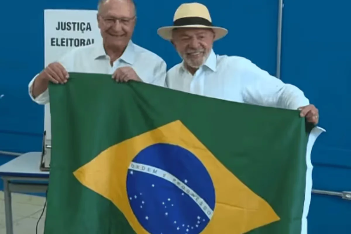 Lula lleg&amp;amp;oacute; a la Escuela Estatal Doutor Jo&amp;amp;atilde;o Firmino Correia de Ara&amp;amp;uacute;jo acompa&amp;amp;ntilde;ado por dirigentes y referentes de su espacio, entre el