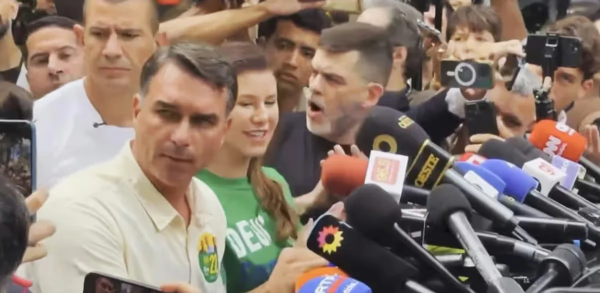 El senador Fl&amp;amp;aacute;vio Bolsonaro, candidato presidencial de la oposici&amp;amp;oacute;n en las elecciones de Brasil, vot&amp;amp;oacute; este domingo en R&amp;amp;iacute;o de Janeiro