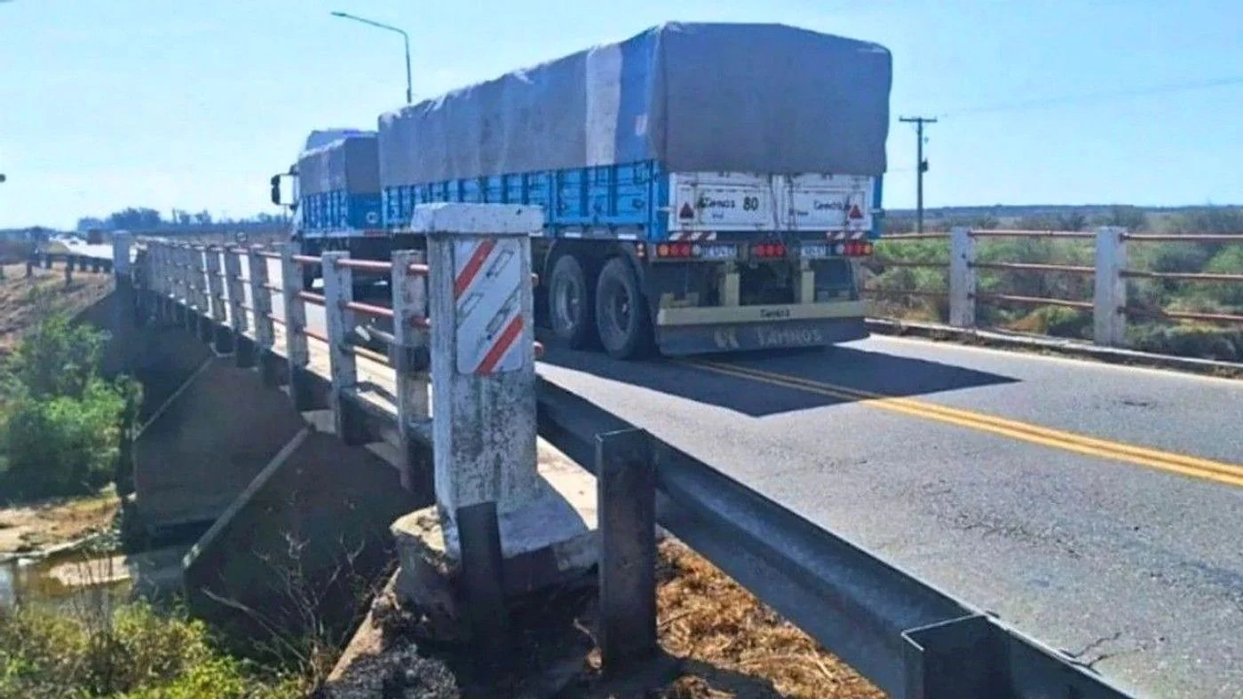 Calzada reducida cerca de Esteban Rams por obra de puente. Imagen Ilustrativa