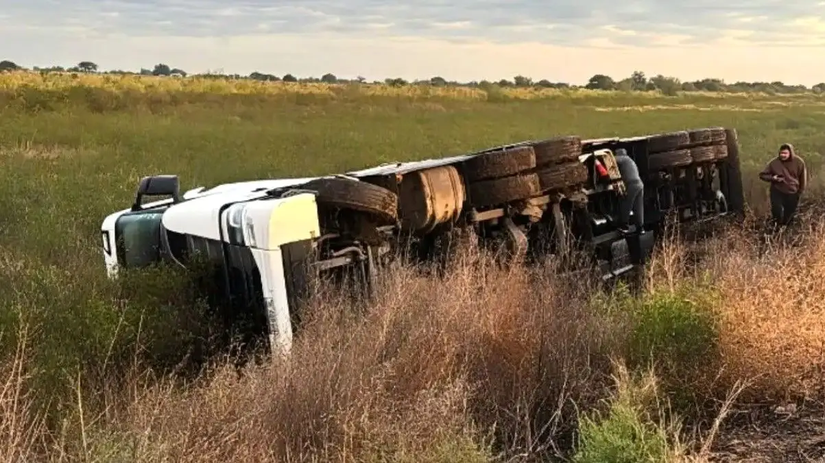 Camión Scania volcado en la banquina de la Ruta Provincial 2 en Huanqueros.