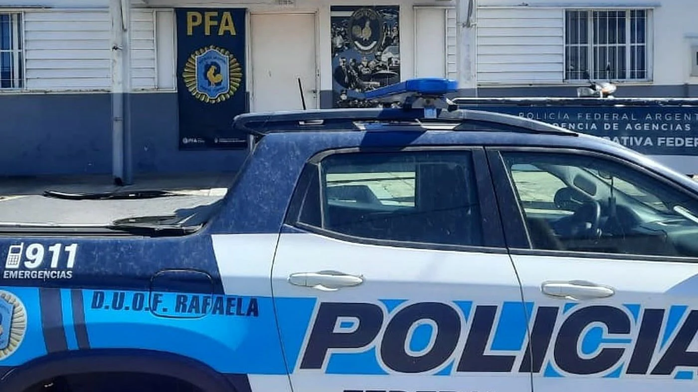 Móvil de la DUOF Rafaela frente a la sede de la Policía Federal Argentina en Rafaela, dependencia del acusado