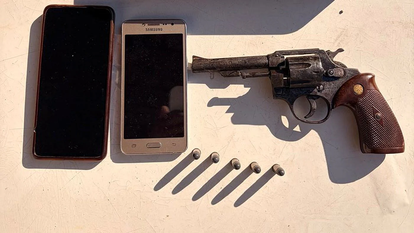 Revólver calibre .32, cinco cartuchos y dos celulares secuestrados por la PDI en un allanamiento en Ceres