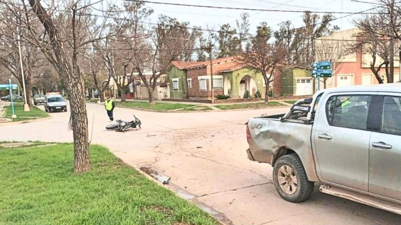 Chocan camioneta y moto en Suardi: joven herido