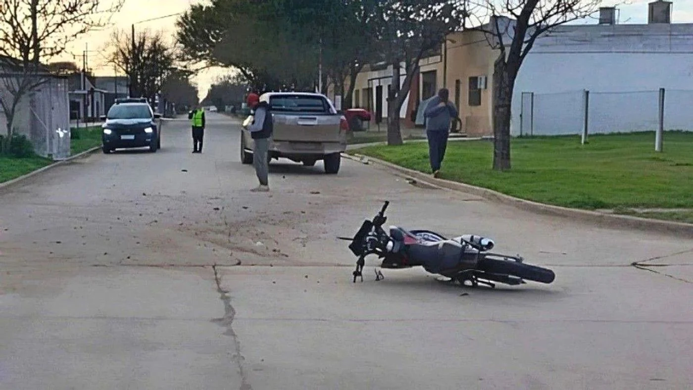 Chocan camioneta y moto en Suardi: joven herido