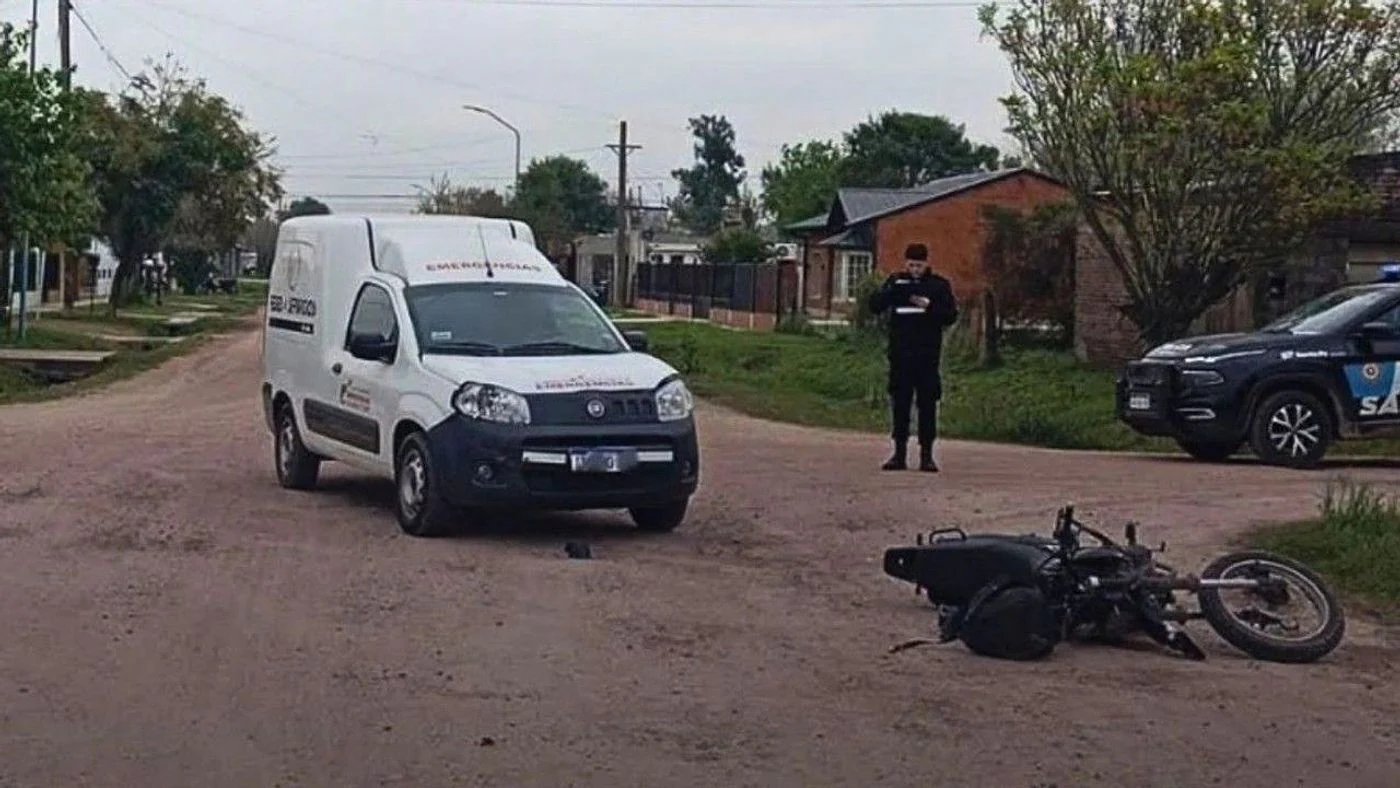 Chocan moto y camioneta de Litoral Gas en San Cristóbal