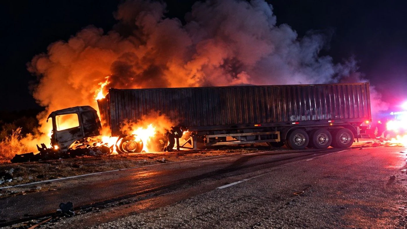 Imagen ilustrativa de la noticia: Choque de dos camiones con cereal terminó en incendio en Ruta 2 (Policiales)