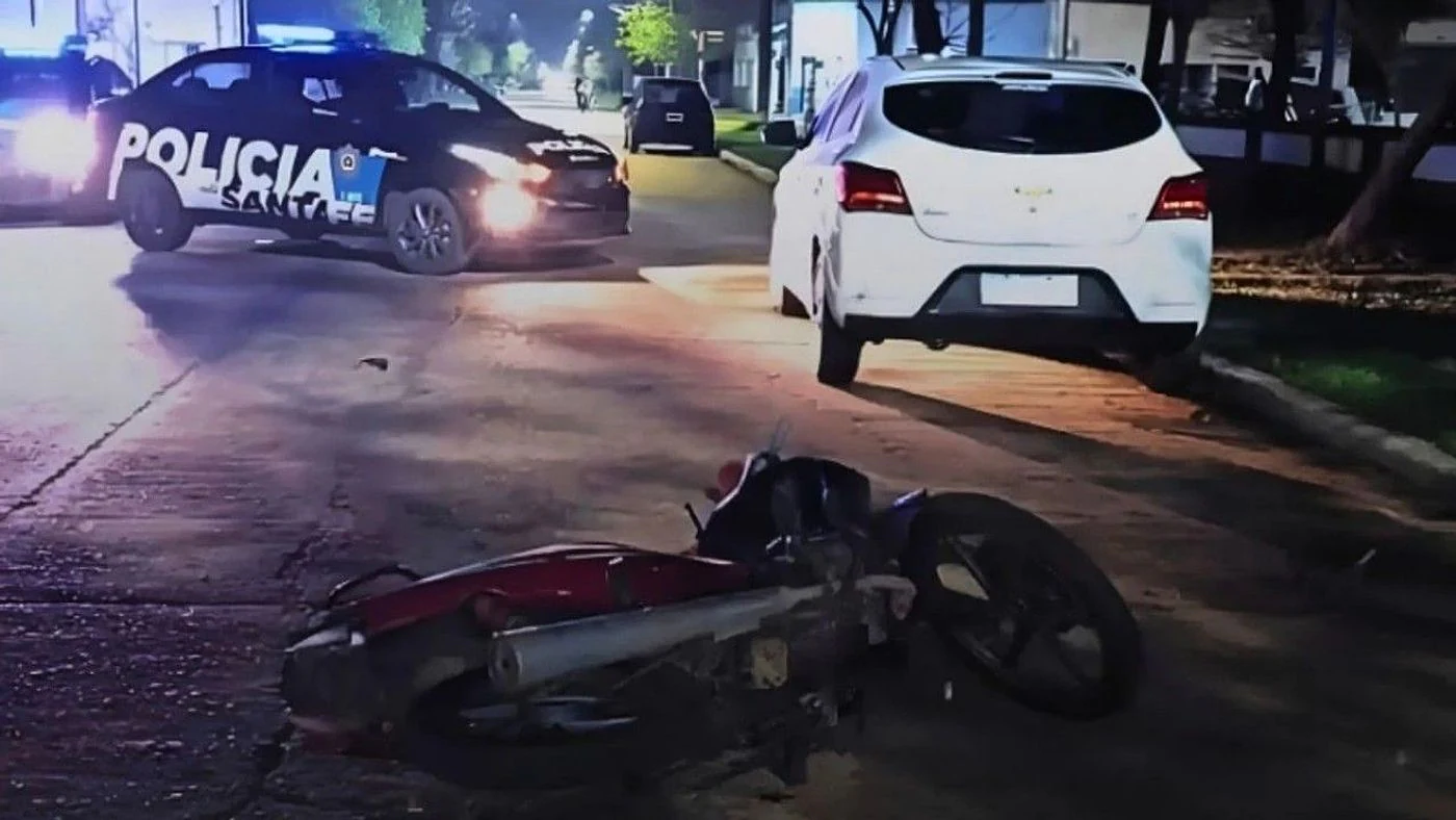 Choque entre moto y auto estacionado en San Cristóbal