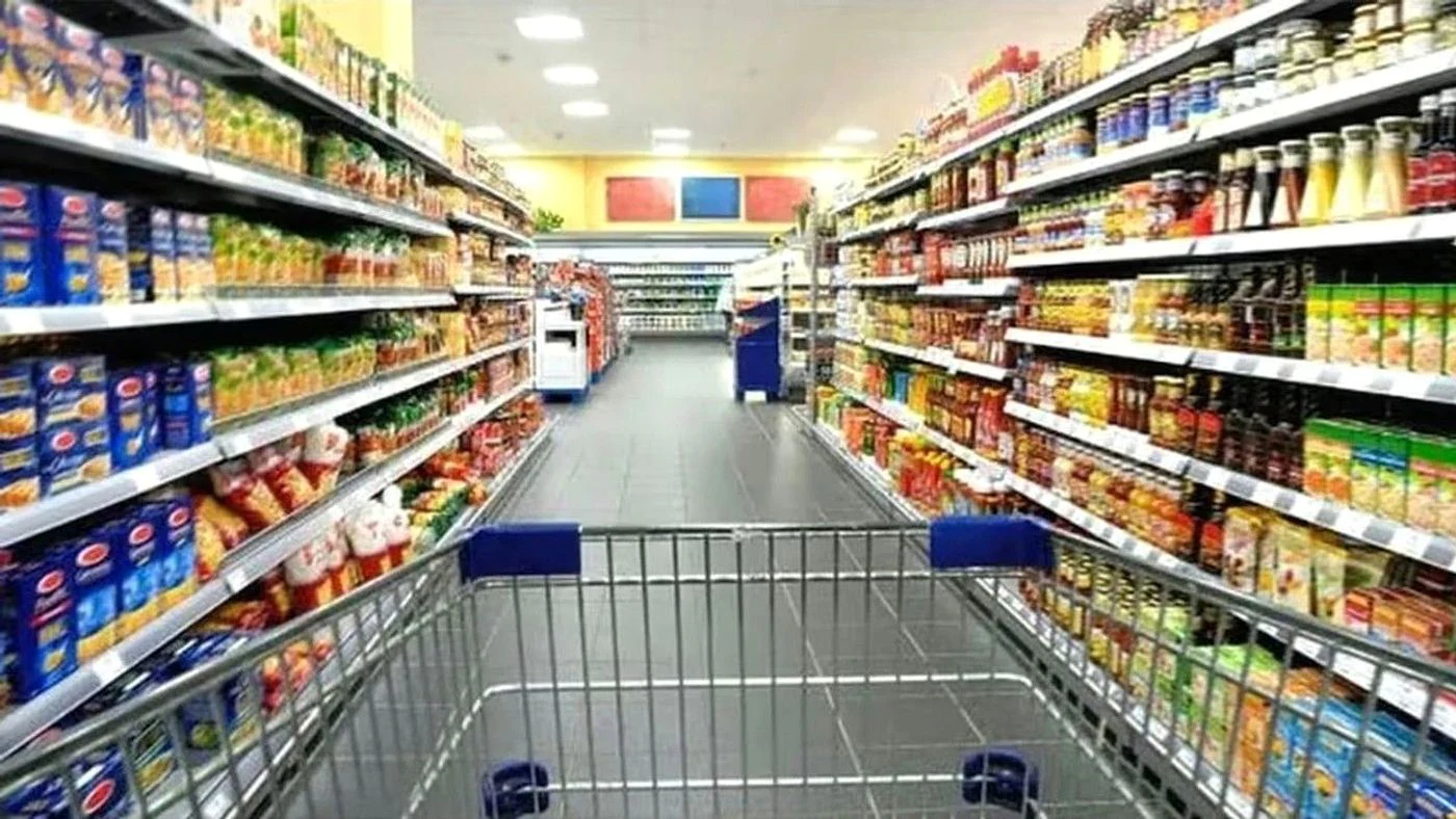 Interior de un supermercado vacío con góndolas cerradas por el Día del Empleado de Comercio en Argentina.