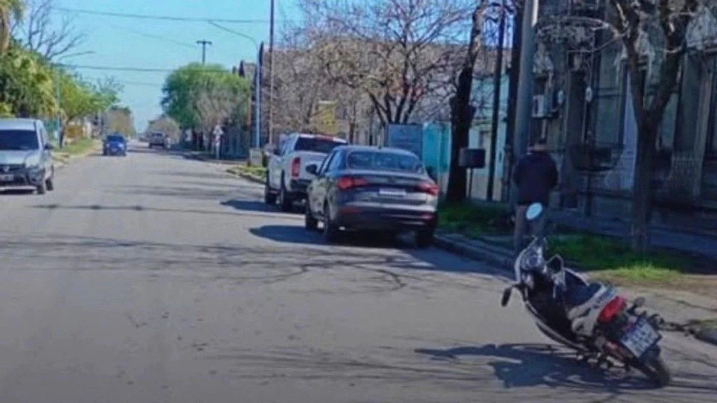 Colisionan moto y auto en Juan B Justo 700