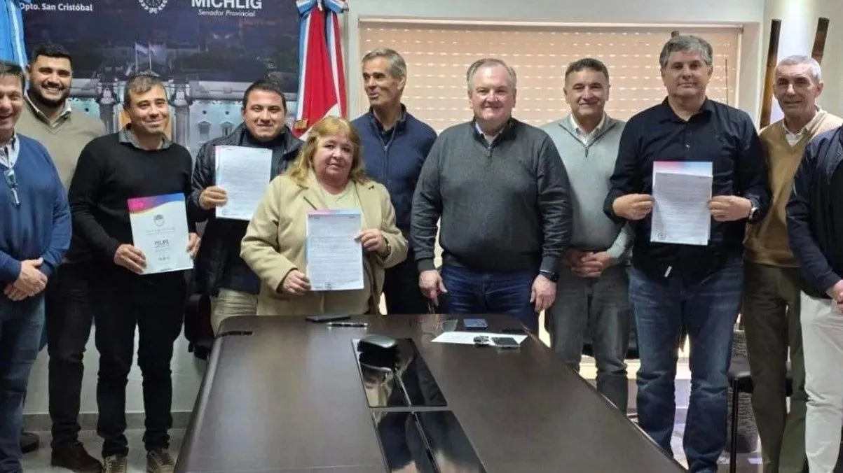 Felipe Michlig y Pablo Seghezzo firman convenios en San Cristóbal.