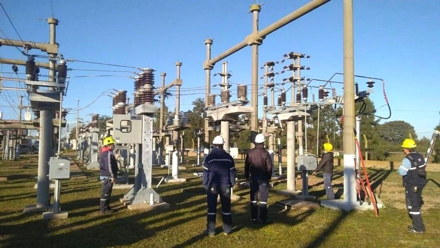 Trabajadores de la EPE realizando mantenimiento en líneas eléctricas.