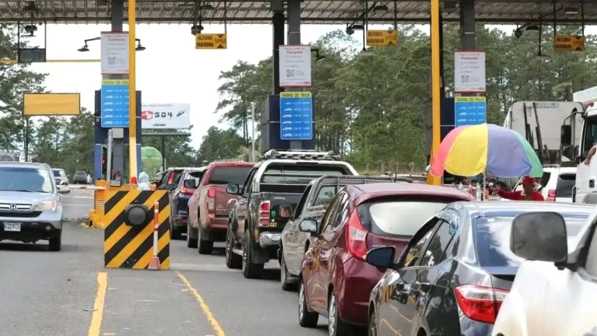 Un grupo de automovilistas en la Ruta 34 con señal de peaje visible mientras la ruta está cortada.