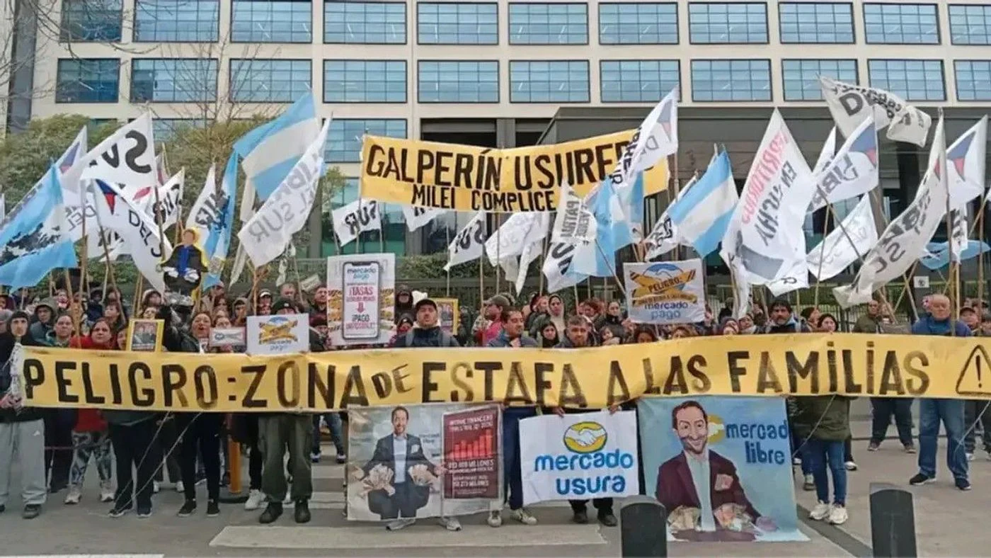 Manifestantes de organizaciones sociales marcharon a la sede de la empresa en rechazo a los costos de financiación.
